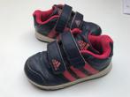 Adidas blauwe en rode sneakers P25 in goede staat, Kinderen en Baby's, Ophalen of Verzenden, Gebruikt, Jongen
