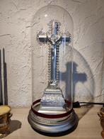 Antiek kruisbeeld onder stolp, Antiek en Kunst, Antiek | Religieuze voorwerpen, Ophalen of Verzenden