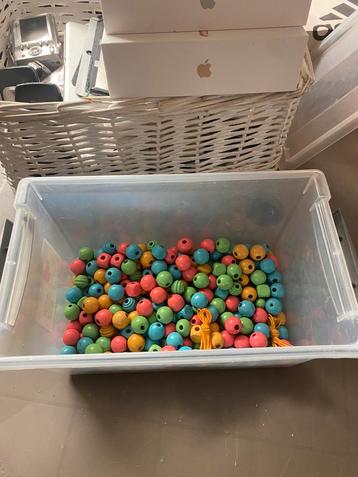 Set houten kralen in verschillende kleuren beschikbaar voor biedingen