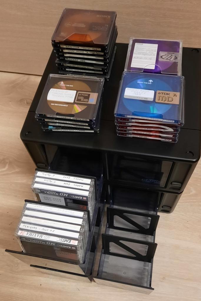 29 MiniDisc SONY TDK Maxell EMTEC + opbergdozen, Audio, Tv en Foto, Walkmans, Discmans en Minidiscspelers, Ophalen of Verzenden