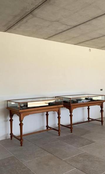 Prachtige iconische vitrinekasten van BOZAR brussels beschikbaar voor biedingen