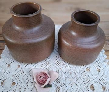 Set van 2 gesigneerde vintage bruine potterie vaasjes beschikbaar voor biedingen