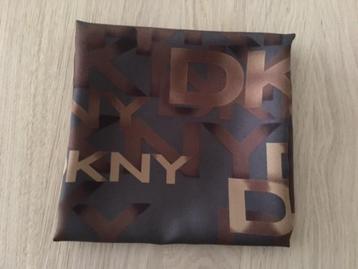 Zeer mooie DKNY-sjaal van 100% zijde, in perfecte staat beschikbaar voor biedingen