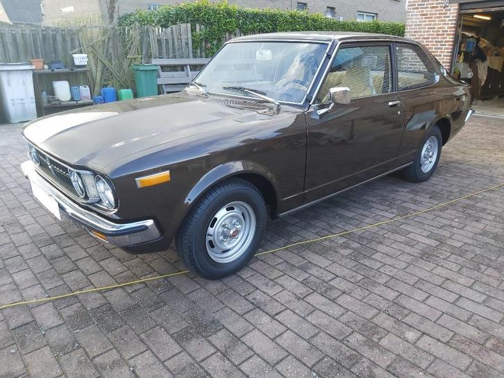 Toyota Carina 1600 automaat deluxe, Auto's, Oldtimers, Particulier, Toyota, Benzine, Coupé, 2 deurs, Automaat, Bruin, Beige, Stof