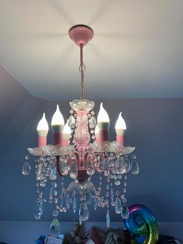 Kroonluchter roze beschikbaar voor biedingen
