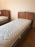 1 of 2 bedjes  met lattenbodem en matras, Huis en Inrichting, Ophalen, 90 cm, Eenpersoons, Bruin