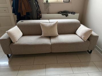 Beige 2 persoons zetel met 2 elektrisch loungedelen beschikbaar voor biedingen