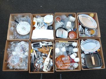 gros lot de vaisselle tout venant (30 caisses pleines) beschikbaar voor biedingen