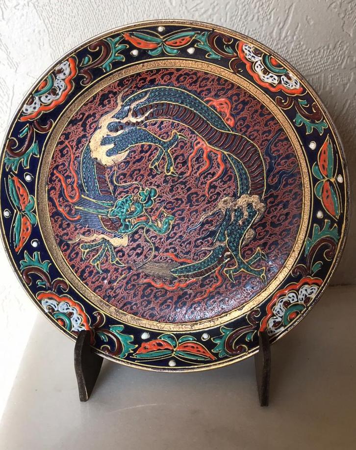 Antieken bord in relief  met draak (Japans bord), Antiek en Kunst, Antiek | Schalen, Ophalen of Verzenden