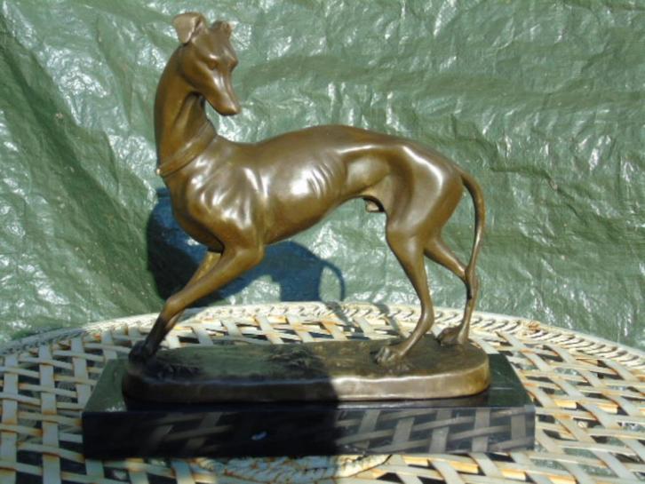 Greyhound-hond staand op marmer, gesigneerd BARYE., Antiek en Kunst, Antiek | Brons en Koper, Brons, Ophalen
