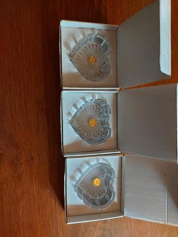 Set van 3 hartvormige kristallen schaaltjes in originele doo beschikbaar voor biedingen