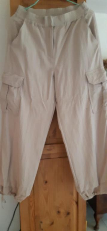 Beige broek beschikbaar voor biedingen