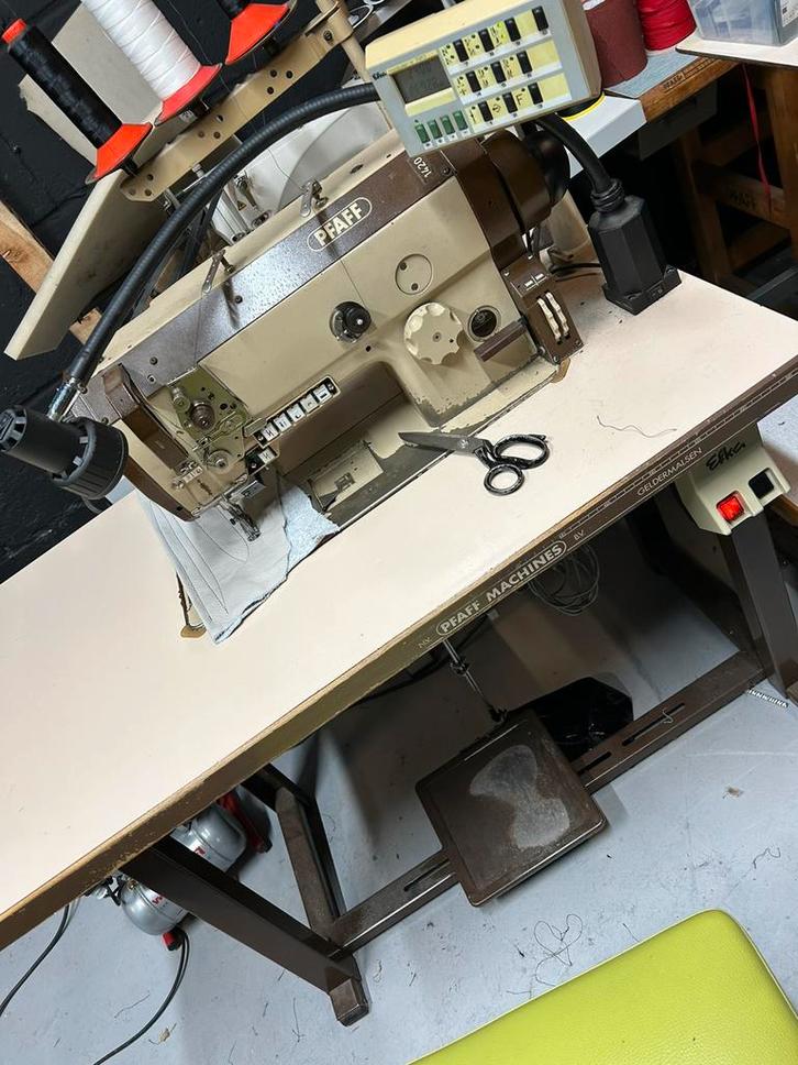 Pfaff 1420 drivoudig voo automaat leernaaimachine stil motor, Hobby & Loisirs créatifs, Machines à coudre & Accessoires, Comme neuf