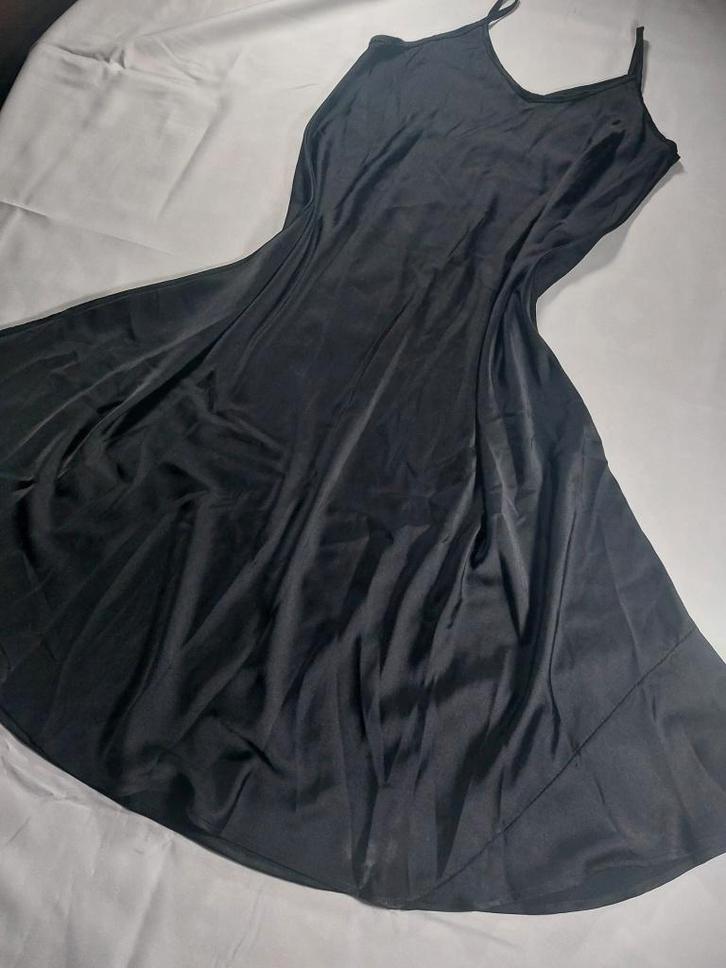 Robe noire effet satiné sans marque, Vêtements | Femmes, Robes, Comme neuf, Taille 38/40 (M), Noir, Longueur genou, Enlèvement ou Envoi