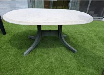 Tuintafel beschikbaar voor biedingen