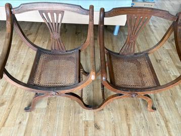 Antieke stoelen beschikbaar voor biedingen