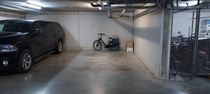 te huur in STEKENE CENTRUM parking en fietsenberging, Immo, Garages en Parkeerplaatsen, Provincie Oost-Vlaanderen