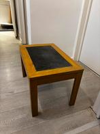 Houten bijzettafeltje met natuursteen blad, Ophalen, Gebruikt, 55 tot 75 cm, Rechthoekig