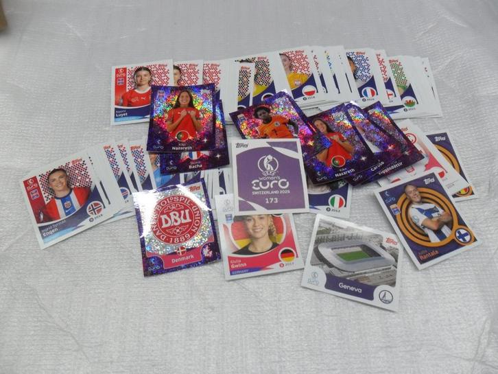 Ontbrekende stickers topps Euro 2025 dames 0,33€ per stuk, Verzamelen, Sportartikelen en Voetbal, Nieuw, Poster, Plaatje of Sticker