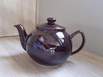 Vintage theepot beschikbaar voor biedingen