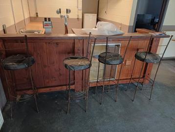 bar met bartafel en barkrukken, gratis meenemen beschikbaar voor biedingen