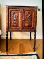 Oude kledingkast op bewerkte poten, Antiek en Kunst, Ophalen