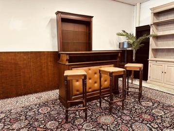 Klassiek Engels Chesterfield Bar met Barkrukken beschikbaar voor biedingen