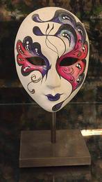 Masque vénitien en porcelaine peint de papillons, Antiquités & Art, Enlèvement ou Envoi
