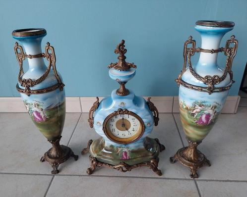 Cheminée : horloge + 2 vases en porcelaine, Antiquités & Art, Antiquités | Porcelaine, Enlèvement