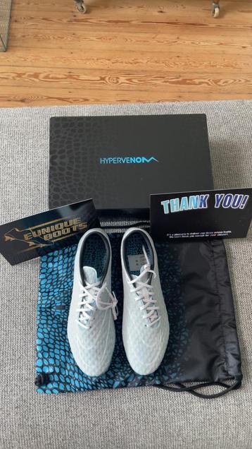 Nike hypervenom blue white beschikbaar voor biedingen