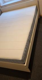 Bedframe 140/200cm+matras+lattenbodem Ikea. 1maand gebruikt, Huis en Inrichting, Ophalen, Zo goed als nieuw, Matras