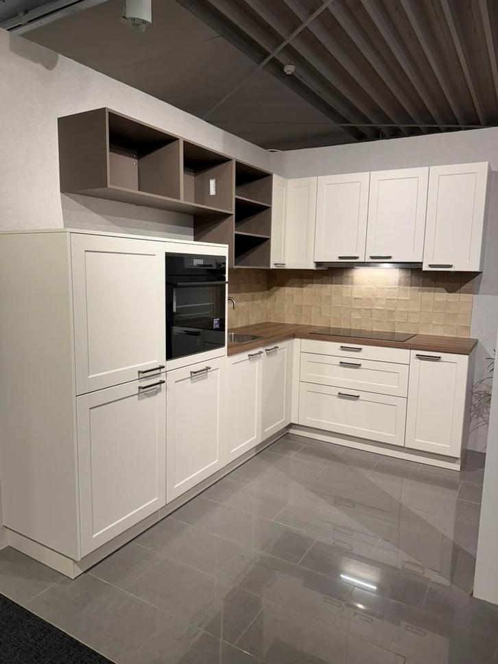 NIEUW! Showroom Hoekkeuken + Apparatuur + GEDEMONTEERD, Huis en Inrichting, Keuken | Complete keukens, Nieuw, Hoekkeuken, Crème