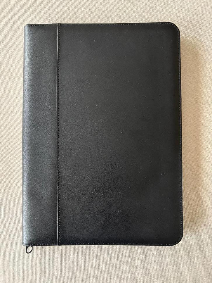 Mooi afgewerkte, zwarte schrijfmap met rits formaat A4, Diversen, Schrijfwaren, Zo goed als nieuw, Ophalen