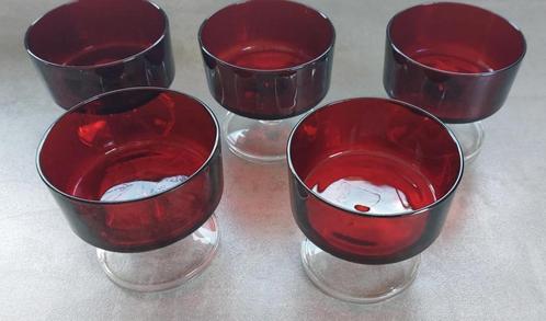 Servies: 5 rode glazen kommetjes op voetje (NIEUWSTAAT), Huis en Inrichting, Keuken | Servies, Zo goed als nieuw, Glas of Glazen
