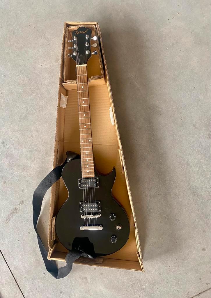 Elektrische gitaar Richwood + versterker en kabels, Musique & Instruments, Instruments à corde | Guitares | Électriques, Comme neuf