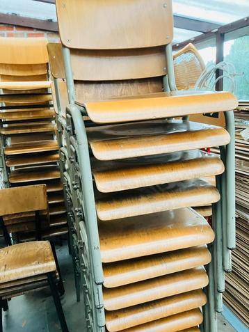 Vintage houten schoolstoelen en stapelstoelen beschikbaar voor biedingen