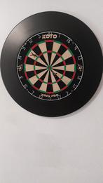 Dartsbord met pijltjes en omranding, Sport en Fitness, Darts, Ophalen of Verzenden, Nieuw