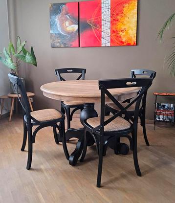 Brocante ronde tafel met 4 bistrostoelen beschikbaar voor biedingen