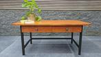 Vintage salontafel in teak met 2 lades en metalen onderstel, Huis en Inrichting, Tafels | Salontafels, Ophalen, Gebruikt, 100 tot 150 cm