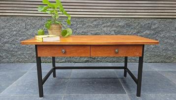 Vintage salontafel in teak met 2 lades en metalen onderstel beschikbaar voor biedingen