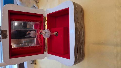 Juwelen doos met muziek, Handtassen en Accessoires, Beautycases, Zo goed als nieuw, Rood, Ophalen