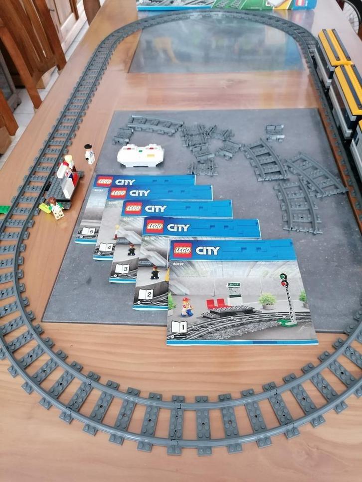 Zeer mooie, complete treinbaan 60197+uitbreidingsset 60238, Kinderen en Baby's, Speelgoed | Duplo en Lego, Ophalen