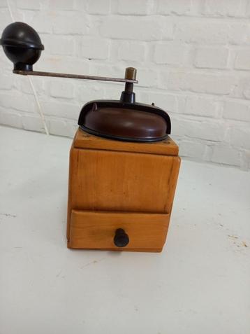 Oude koffiemolen (nummer 1) beschikbaar voor biedingen