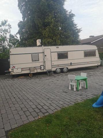 Caravane Bürstner de 8 m de long en bon état