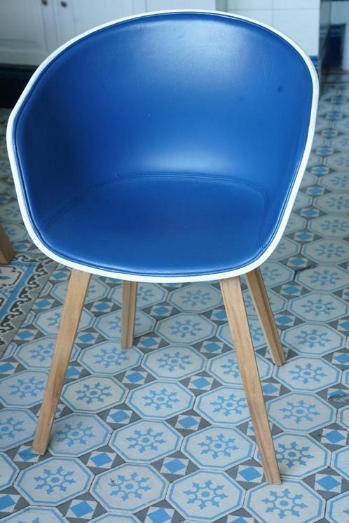 6x Moderne kuipstoel blauw/wit met houten poten, Huis en Inrichting, Stoelen, Gebruikt, Vijf, Zes of meer stoelen, Hout, Blauw