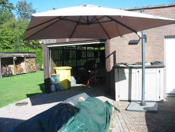 Grote parasol met zeer zware voet beschikbaar voor biedingen
