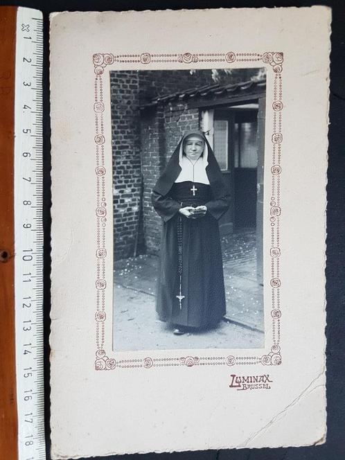 Foto op stevig karton Non Zuster Soeur Luminax Brussel, Verzamelen, Foto's en Prenten, Gebruikt, Foto, Klederdracht, 1940 tot 1960