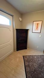 Hoekkast in donkere eik, Ophalen