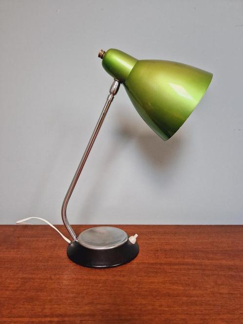 Lampe de bureau vintage en métal laqué vert et chromé, Maison & Meubles, Lampes | Lampes en vrac, Utilisé, Ampoule, Enlèvement ou Envoi