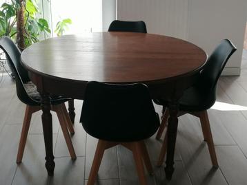 tafel en stoelen 